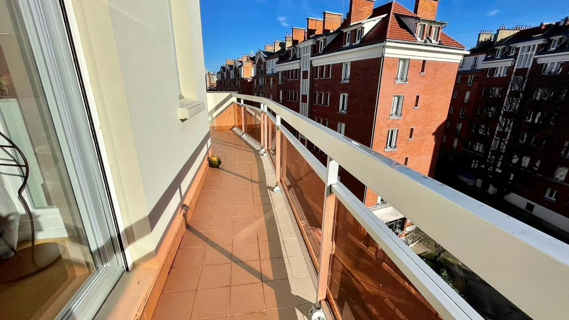 For 2 With Balcony In Apartment *
